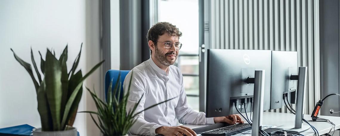 header_mann_brille_pc.jpg